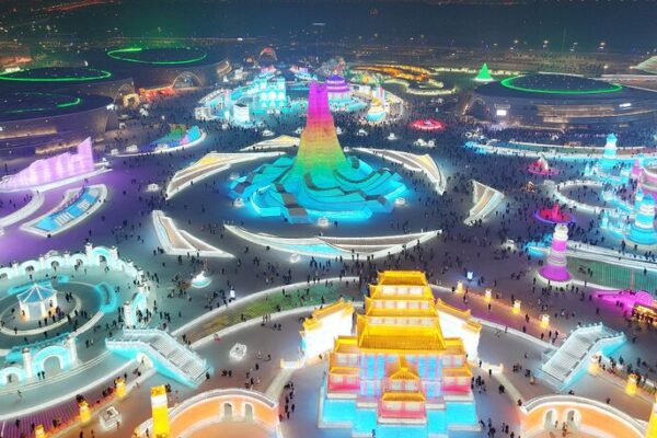El Maravilloso Mundo de Hielo y Nieve de Harbin Sorprende a los Visitantes con Esculturas Impresionantes El_Maravilloso_Mundo_de_Hielo_y_Nieve_de_Harbin_Sorprende_a_los_Visitantes_con_Esculturas_Impresionantes video poster