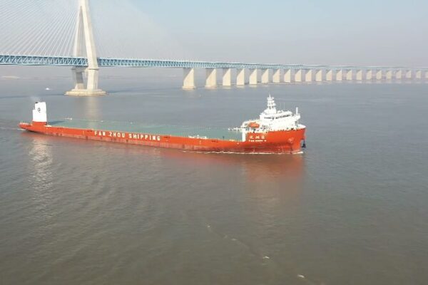 El_Masivo_Barco_de_Cubierta__Panzhou_8__Zarpa___El_Nuevo_Gigante_del_Oce_ano_ video poster