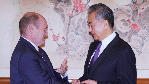 El_Ministro_de_Relaciones_Exteriores_de_China__Wang_Yi__se_reu_ne_con_el_Senador_de_EE__UU___Chris_Coons__en_la_ONU