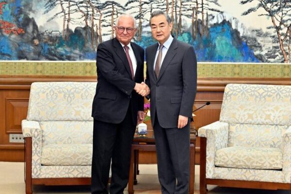 El Ministro de Relaciones Exteriores de China, Wang Yi, se reúne con el presidente de la MSC, Ischinger, para fortalecer los lazos entre China y Europa El_Ministro_de_Relaciones_Exteriores_de_China__Wang_Yi__se_reu_ne_con_el_presidente_de_la_MSC__Ischinger__para_fortalecer_los_lazos_entre_China_y_Europa