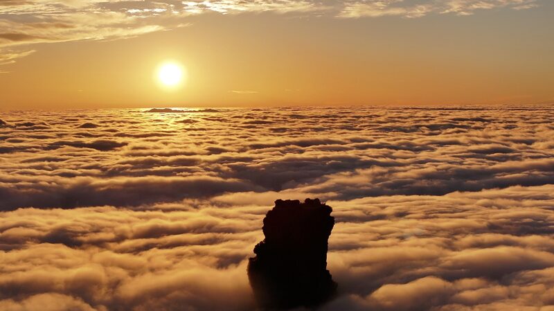 El_Monte_Fanjing_se_transforma_en_un_mar_de_nubes_de_ensuen_o____ video poster