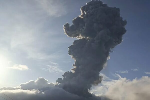 _El_Monte_Lewotobi_vuelve_a_hacer_erupcio_n_y_empeora_la_calidad_del_aire_en_Indonesia_