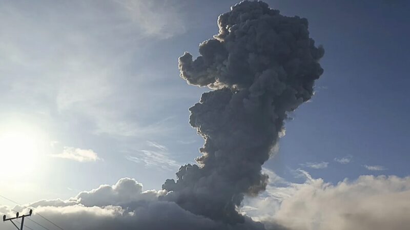 _El_Monte_Lewotobi_vuelve_a_hacer_erupcio_n_y_empeora_la_calidad_del_aire_en_Indonesia_