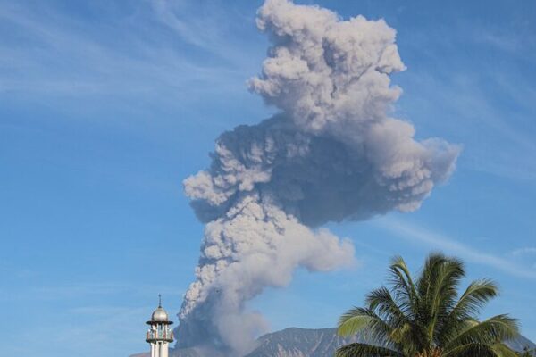 El_Monte_Marapi_Despierta__Lluvias_Ardientes_y_Nubes_de_Ceniza_en_Indonesia__