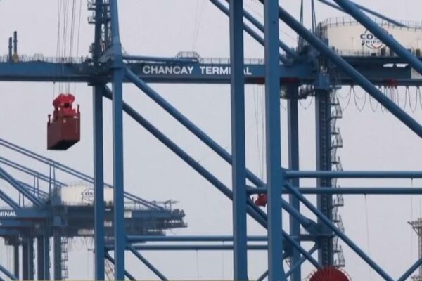 El Nuevo Puerto de Chancay en Perú: Un Cambio de Juego para el Comercio Global 🚢 El_Nuevo_Puerto_de_Chancay_en_Peru___Un_Cambio_de_Juego_para_el_Comercio_Global__ video poster