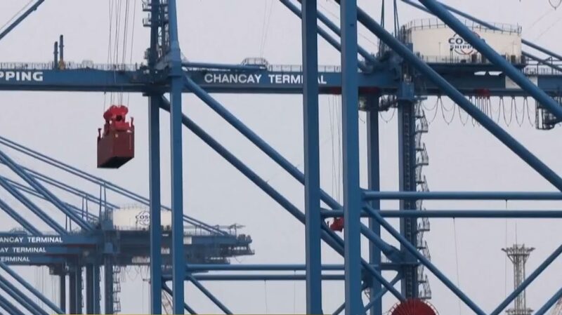 El_Nuevo_Puerto_de_Chancay_en_Peru___Un_Cambio_de_Juego_para_el_Comercio_Global__ video poster