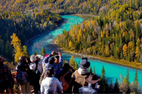 El Otoño Encantado del Lago Kanas Atrae Visitantes a Altay El_Oton_o_Encantado_del_Lago_Kanas_Atrae_Visitantes_a_Altay