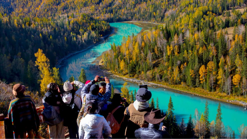 El_Oton_o_Encantado_del_Lago_Kanas_Atrae_Visitantes_a_Altay