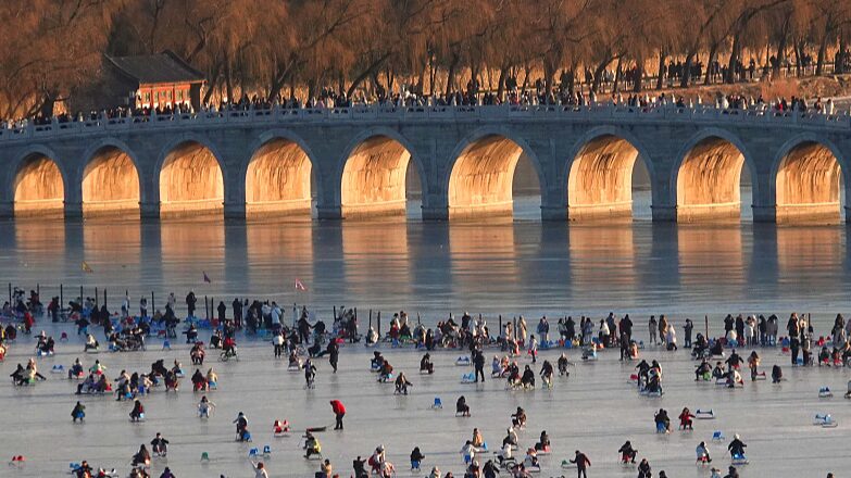 El_Palacio_de_Verano_de_Peki_n_se_transforma_en_un_pai_s_de_las_maravillas_invernal_con_una_pista_de_hielo_masiva_____