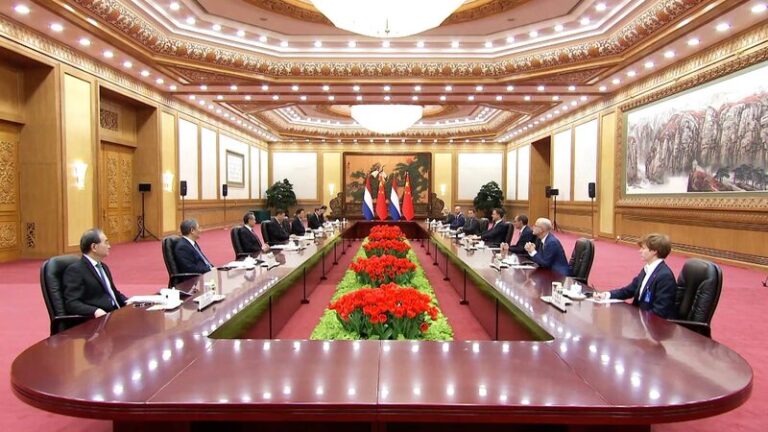 El_Presidente_Xi_da_la_bienvenida_a_las_inversiones_holandesas__Una_nueva_era_de_cooperacio_n_entre_China_y_los_Pai_ses_Bajos video poster