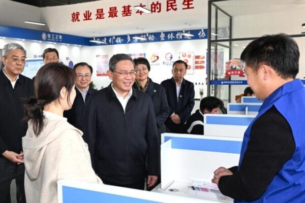 El_Primer_Ministro_Chino_Li_Qiang_Aboga_por_Mejores_Esta_ndares_de_Vida_y_el_Medio_Ambiente__