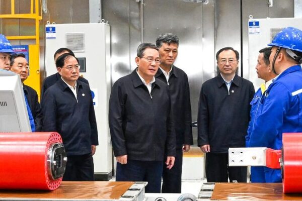 El_Primer_Ministro_Li_insta_a_Xinjiang_a_brillar_ma_s_en_la_Ruta_de_la_Seda__