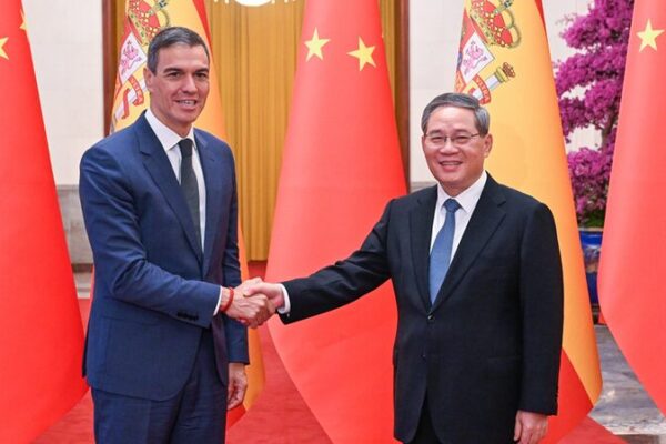El_Primer_Ministro_chino_Li_Qiang_y_el_Presidente_del_Gobierno_espan_ol_Pedro_Sa_nchez_fortalecen_lazos_antes_del_20_o_aniversario