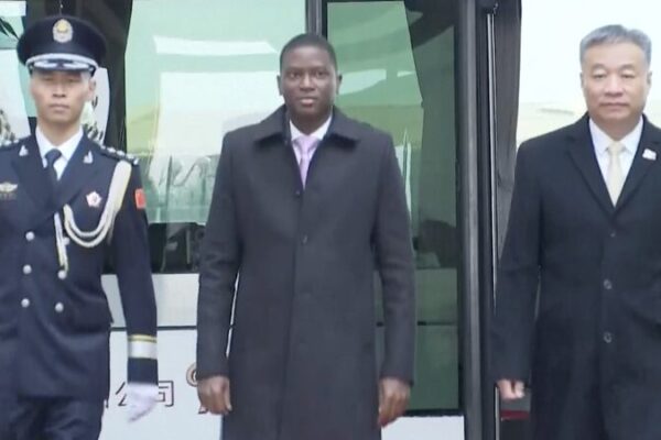 El_Primer_Ministro_de_Granada__Dickon_Mitchell__aterriza_en_Beijing_para_visita_oficial___ video poster