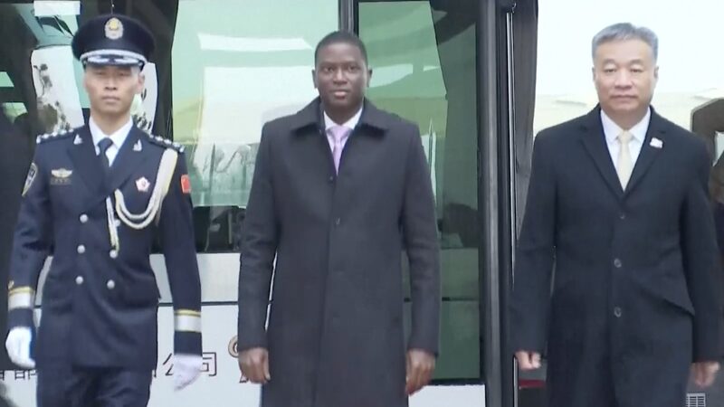 El_Primer_Ministro_de_Granada__Dickon_Mitchell__aterriza_en_Beijing_para_visita_oficial___ video poster