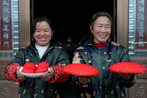 El_Pueblo_Dong_Celebra_el_An_o_Nuevo_Chino_con_Festivos_Pasteles_Hongba