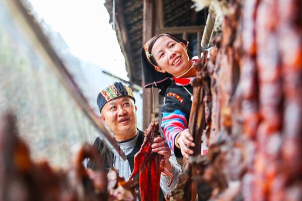 El Pueblo Yao en Hunan Prepara Carne Preservada Tradicional para el Año Nuevo Chino 🎉 El_Pueblo_Yao_en_Hunan_Prepara_Carne_Preservada_Tradicional_para_el_An_o_Nuevo_Chino__