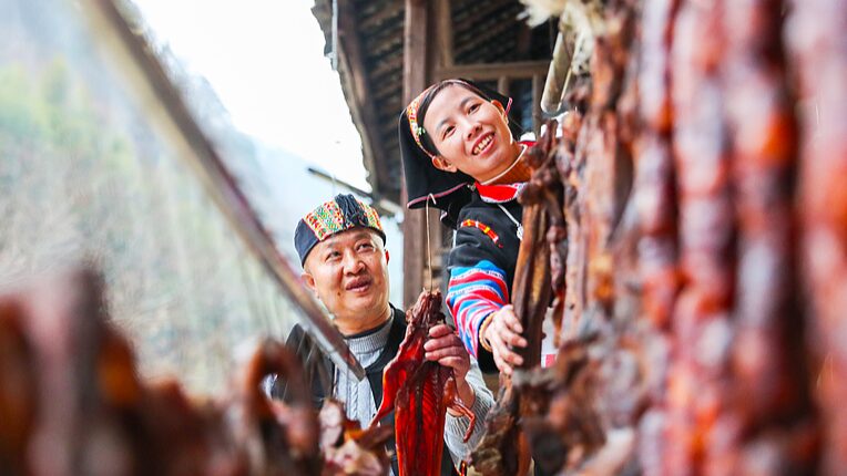 El_Pueblo_Yao_en_Hunan_Prepara_Carne_Preservada_Tradicional_para_el_An_o_Nuevo_Chino__