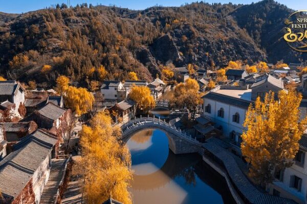 El_Pueblo_de_Agua_de_Gubei_se_Ilumina__Diversio_n_del_Festival_de_Primavera_en_la_Gran_Muralla