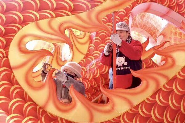 El Pueblo de las Linternas Brilla con Fuerza: Linternas de Dragón Iluminan el Año Nuevo Chino 🎆🐉 El_Pueblo_de_las_Linternas_Brilla_con_Fuerza__Linternas_de_Drago_n_Iluminan_el_An_o_Nuevo_Chino___ video poster