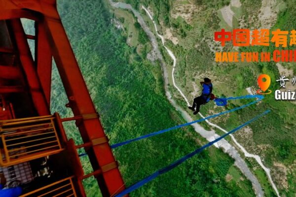 El_Puente_del_Ri_o_Baling_en_China_Ofrece_la_Emocio_n_del_Puenting_Ma_s_Alto_del_Mundo video poster