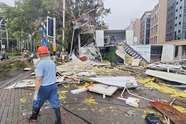 ¡El Súper Tifón Yagi ataca! Los residentes comparten una noche aterradora en la provincia de Hainan 🌪️ _El_Su_per_Tifo_n_Yagi_ataca__Los_residentes_comparten_una_noche_aterradora_en_la_provincia_de_Hainan___