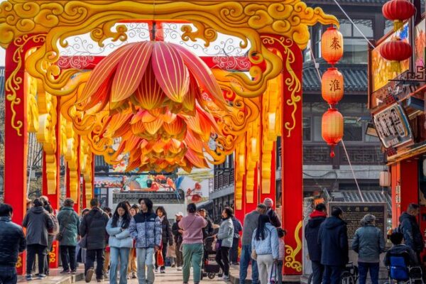 El Templo de Confucio en Nanjing se ilumina con linternas de serpientes para el Año Nuevo Chino 🐍🎉 El_Templo_de_Confucio_en_Nanjing_se_ilumina_con_linternas_de_serpientes_para_el_An_o_Nuevo_Chino___