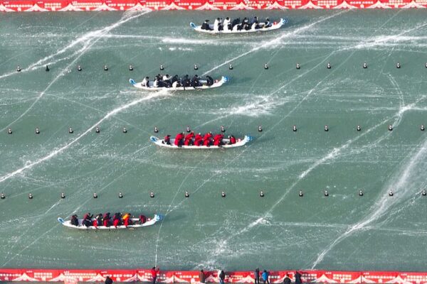 El Torneo Abierto de Botes Dragón de Hielo 2024 Trae Emociones Invernales a la Ciudad de Jilin El_Torneo_Abierto_de_Botes_Drago_n_de_Hielo_2024_Trae_Emociones_Invernales_a_la_Ciudad_de_Jilin video poster