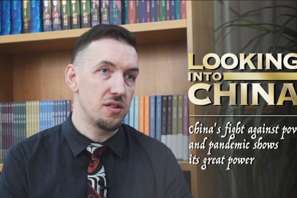 El Viaje de un Canadiense: Presenciando la Lucha de China Contra la Pobreza y el COVID-19 El_Viaje_de_un_Canadiense__Presenciando_la_Lucha_de_China_Contra_la_Pobreza_y_el_COVID_19 video poster