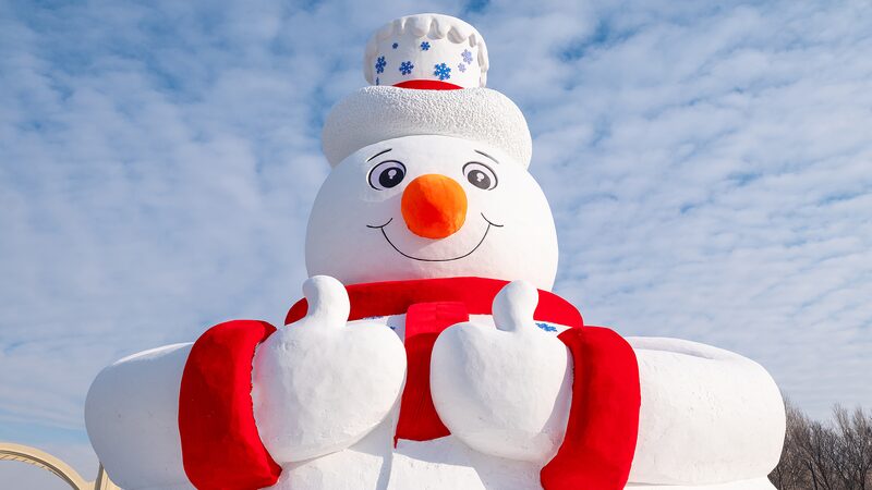 El__Sen_or_Mun_eco_de_Nieve__de_Harbin_de_20_metros_invita_a_turistas_a_una_aventura_helada video poster