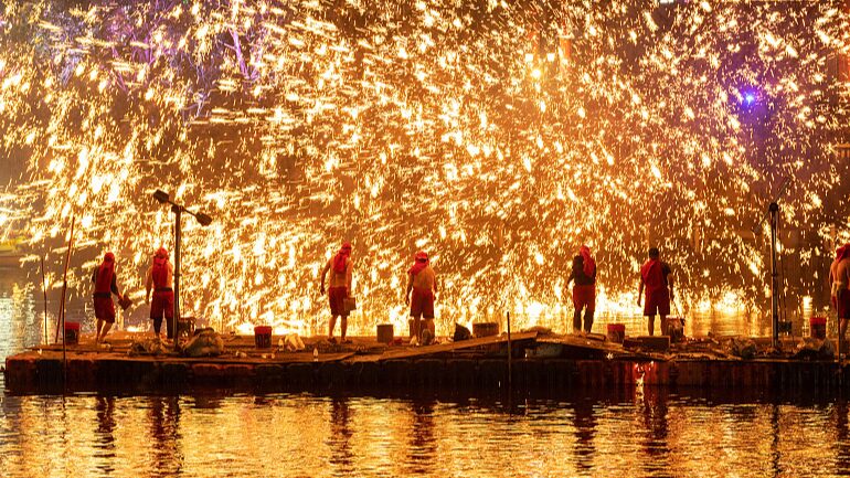 _El_ardiente__Dashuhua__de_Chongqing_ilumina_el_cielo_nocturno____