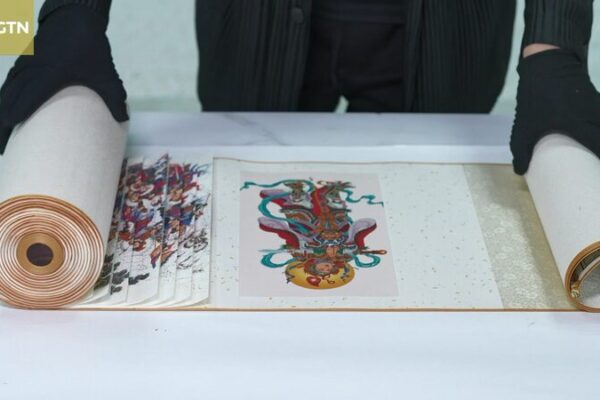 El_artista_chino_Zhang_Xiaodong_revive_el_antiguo_arte_de_la_encuadernacio_n_de_escamas_de_drago_n video poster
