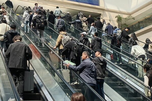 El_auge_de_viajes_comienza_con_el_inicio_de_las_vacaciones_por_el_Di_a_del_Trabajo_de_cinco_di_as_en_China____ video poster