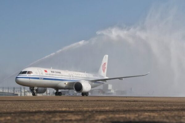 El avión C919 de Air China hace su debut festivo en Macao con la bandera nacional ✈️🇨🇳 El_avio_n_C919_de_Air_China_hace_su_debut_festivo_en_Macao_con_la_bandera_nacional_____