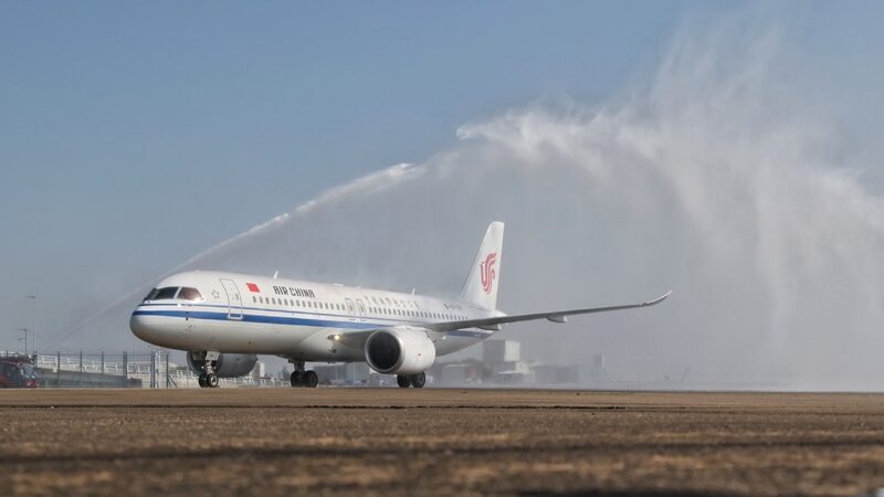 El_avio_n_C919_de_Air_China_hace_su_debut_festivo_en_Macao_con_la_bandera_nacional_____