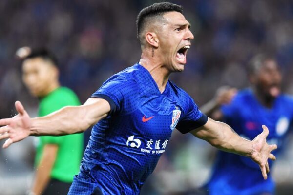 El brasileño André Luís brilla con doblete mientras Shanghai Shenhua gana 3-1 en el derbi de Shanghái El_brasilen_o_Andre__Lui_s_brilla_con_doblete_mientras_Shanghai_Shenhua_gana_3_1_en_el_derbi_de_Shangha_i