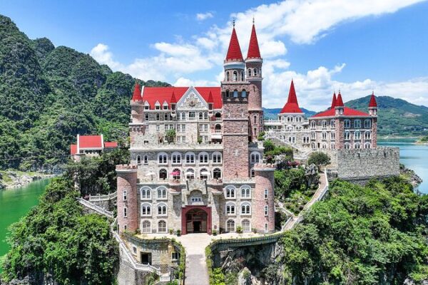El castillo gótico de Guizhou: el cuento de hadas de la vida real en el lago Wanfeng 🏰✨ El_castillo_go_tico_de_Guizhou__el_cuento_de_hadas_de_la_vida_real_en_el_lago_Wanfeng___