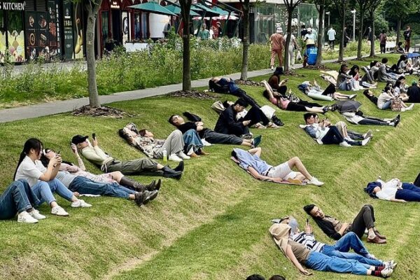 El_ce_sped_escalonado_de_Shangha_i__un_escape_relajante_para_la_hora_del_almuerzo_de_los_oficinistas