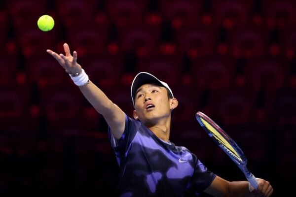 El chino Shang Juncheng cae ante el francés Van Assche en su debut en las Finales ATP Next Gen 🎾🔥 El_chino_Shang_Juncheng_cae_ante_el_france_s_Van_Assche_en_su_debut_en_las_Finales_ATP_Next_Gen___