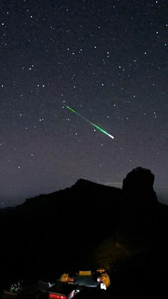 El_cielo_nocturno_del_Monte_Fanjing_brilla_con_la_magia_de_los_meteoros_Gemi_nidas__ video poster