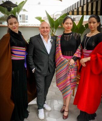 El_disen_ador_peruano_Jose__Miguel_Valdivia_fusiona_culturas_en_desfile_de_moda_en_Shangha_i video poster