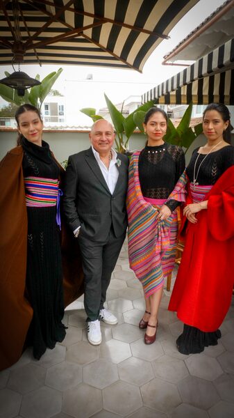 El_disen_ador_peruano_Jose__Miguel_Valdivia_fusiona_culturas_en_desfile_de_moda_en_Shangha_i video poster