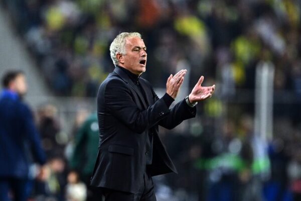 El drama de la tarjeta roja de Mourinho 😱 Fenerbahce empata 1-1 con el Manchester United en la Europa League El_drama_de_la_tarjeta_roja_de_Mourinho___Fenerbahce_empata_1_1_con_el_Manchester_United_en_la_Europa_League