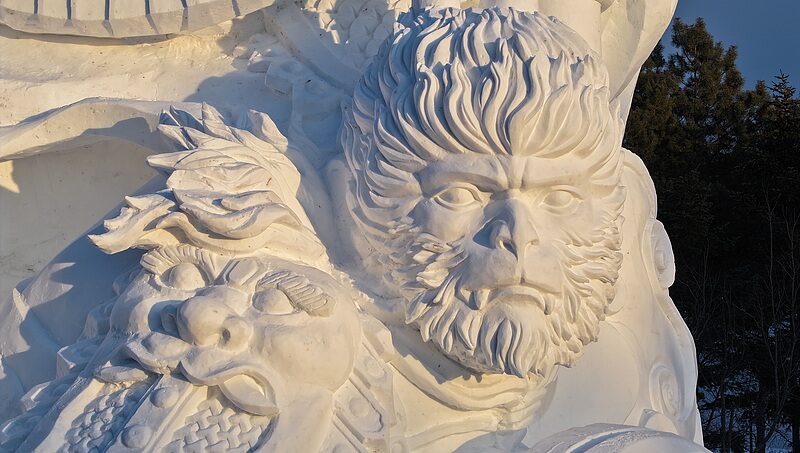 El_e_pico_Rey_Mono_emerge_de_la_nieve_en_la_Expo_de_Esculturas_de_Nieve_de_Harbin_____