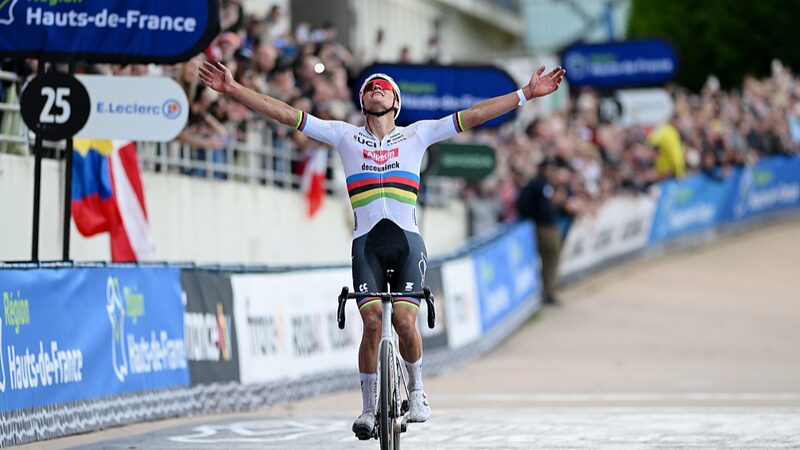 El_e_pico_ataque_en_solitario_de_60km_de_Van_der_Poel_asegura_la_victoria_en_Pari_s_Roubaix