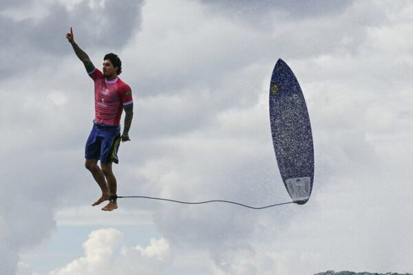 El_e_pico_salto_ae_reo_de_Gabriel_Medina_en_el_surf_oli_mpico_en_Tahiti________