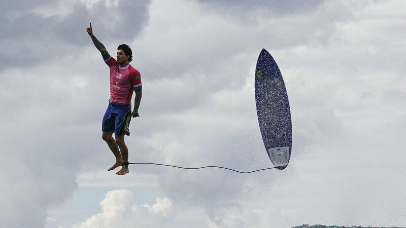 El_e_pico_salto_ae_reo_de_Gabriel_Medina_en_el_surf_oli_mpico_en_Tahiti________