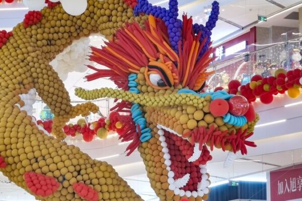 El_enorme_globo_Loong_lleva_alegri_a_festiva_al_centro_comercial_de_Anhui