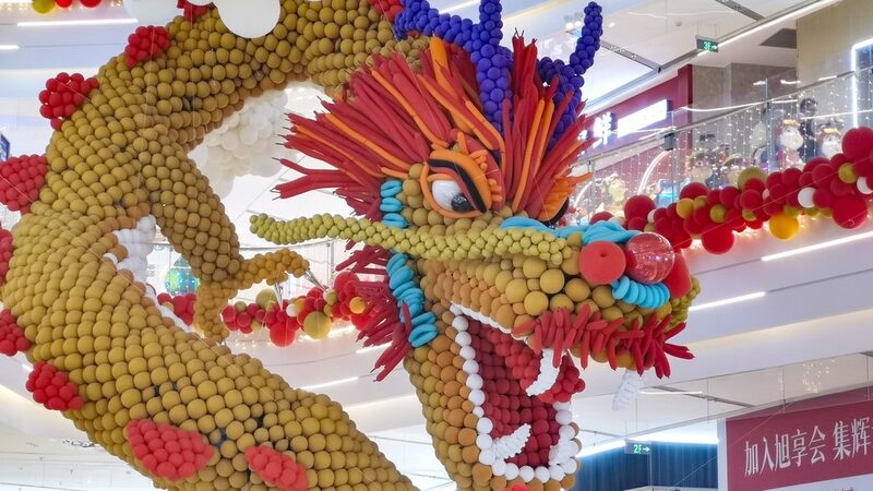 El_enorme_globo_Loong_lleva_alegri_a_festiva_al_centro_comercial_de_Anhui
