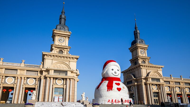 _El_enorme_mun_eco_de_nieve_de_Harbin_regresa__La_atraccio_n_invernal_ma_s_genial_de_China_ video poster